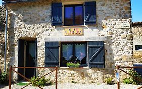 Au Village